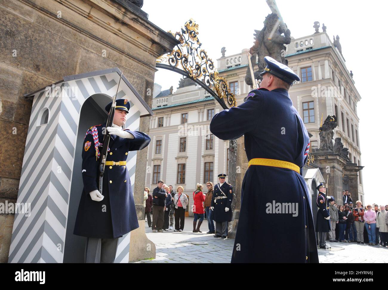 Cambio della guardia al Castello di Praga. Il castello di Praga è un castello di Praga dove i re cechi, gli imperatori del Sacro Romano Impero e i presidenti della Cecoslovacchia e della Repubblica Ceca hanno avuto i loro uffici. Qui si conservano i gioielli della corona del regno boemo. Il Castello di Praga è uno dei castelli più grandi del mondo. Foto Stock