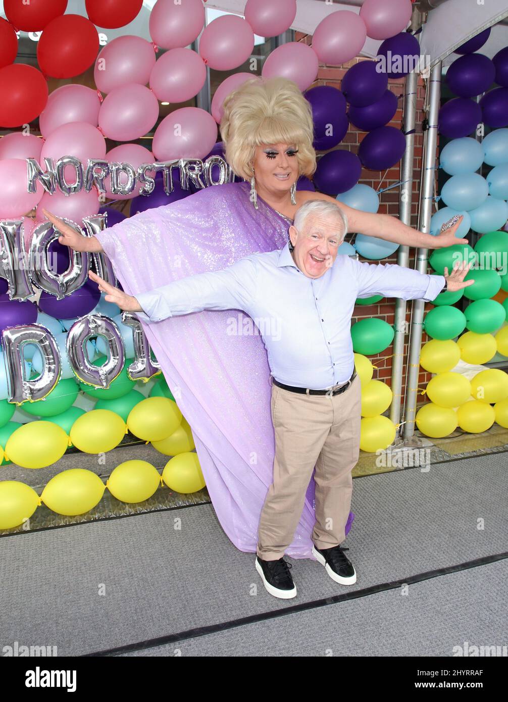 Leslie Jordan & DJ Lady Bunny frequenta Leslie Jordan's 'How Y'all doing?: Misadventures and mischief from a Life Well Lived' Book Firma tenuto al Nordstrom Local West Village il 27 giugno 2021 a New York City, NY Foto Stock