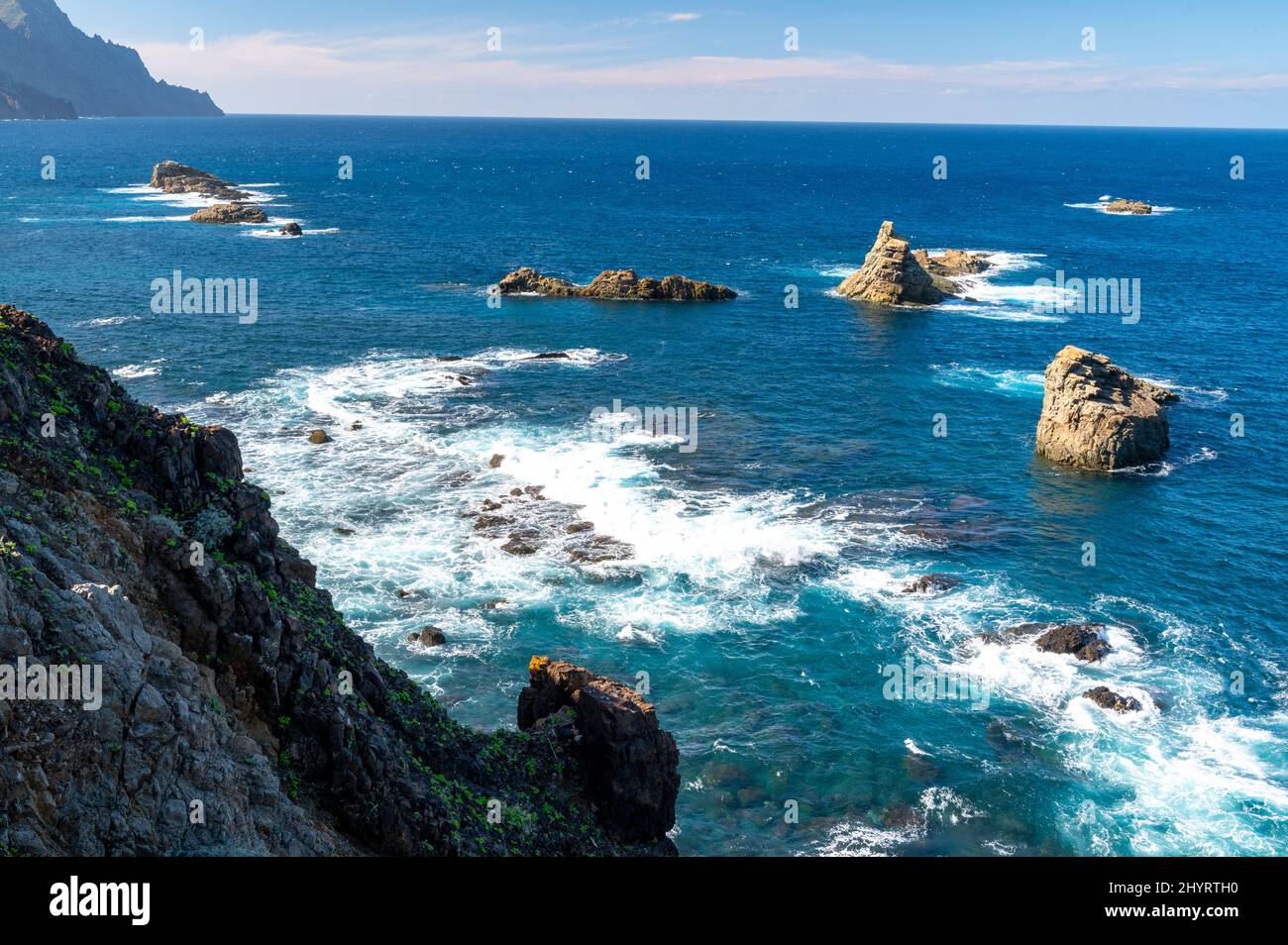 Vista panoramica Playa del Roque de las Bodegas e blu oceano Atlantico, parco nazionale Anaga vicino al villaggio di Tanagana, a nord di Tenerife, isole Canarie, Foto Stock