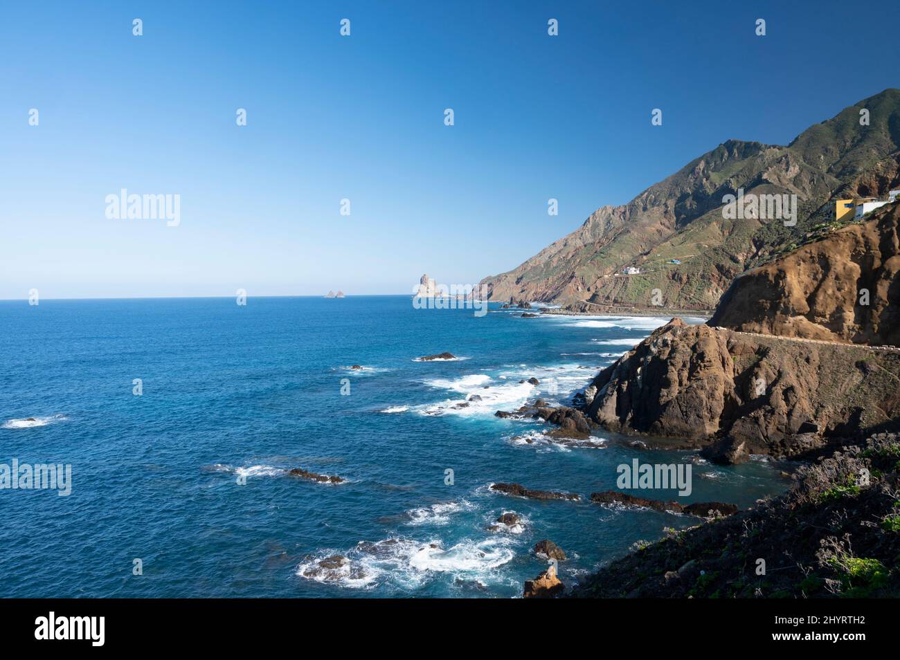 Vista panoramica Playa del Roque de las Bodegas e blu oceano Atlantico, parco nazionale Anaga vicino al villaggio di Tanagana, a nord di Tenerife, isole Canarie, Foto Stock