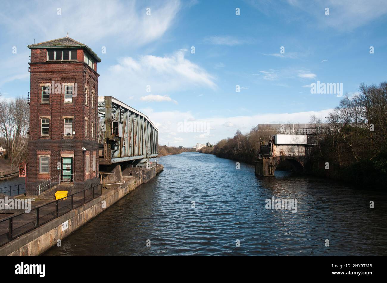 Intorno al Regno Unito - Una gita di un giorno a Worsley, Greater Manchester, Regno Unito dopo l'ascesa del canale Bridgewater - Barton Swing Aqueduct & Control Tower Foto Stock