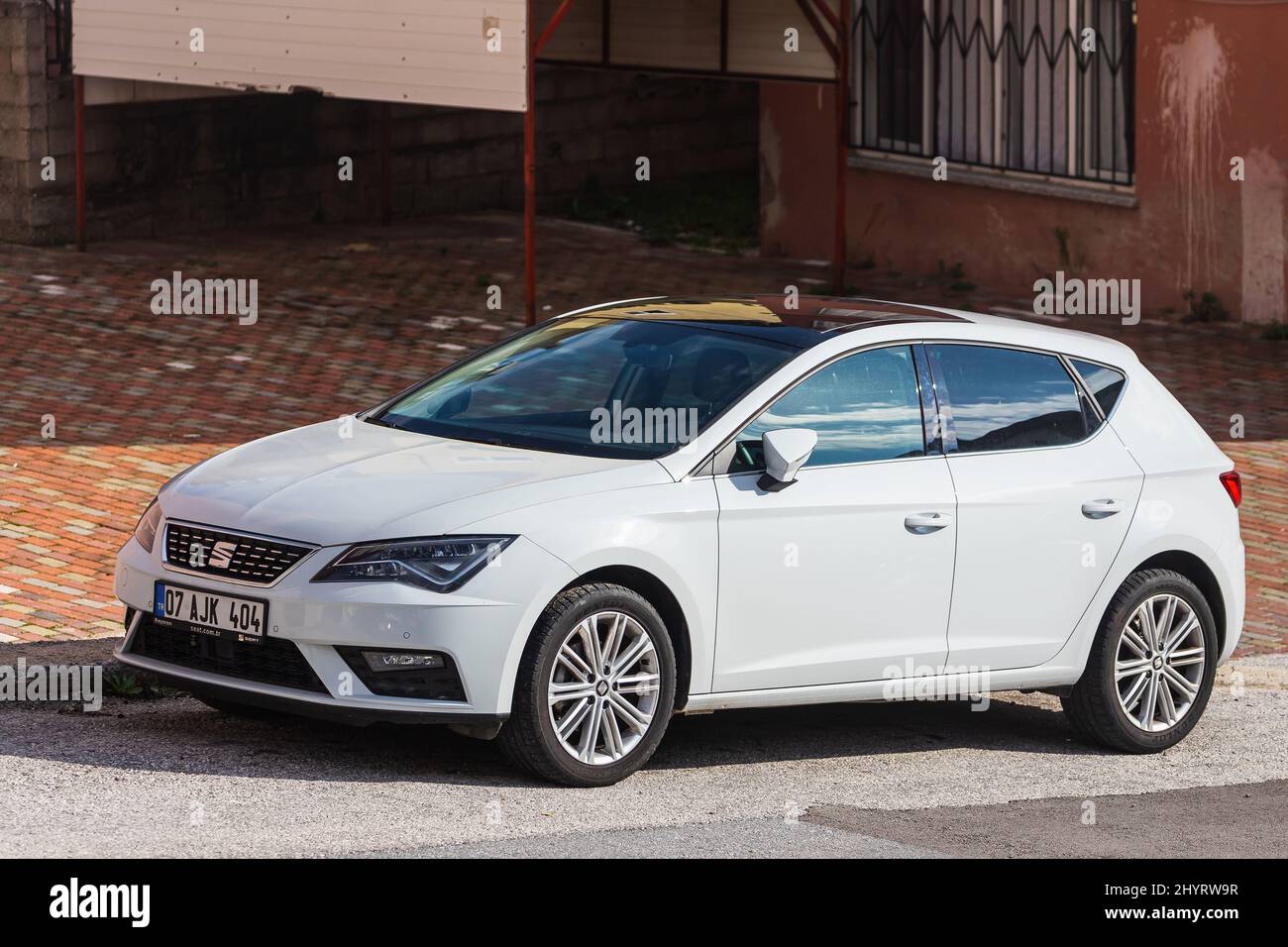 Side; Turchia – Marzo 05 2022: White Seat Leon è parcheggiata in strada in una calda giornata estiva Foto Stock