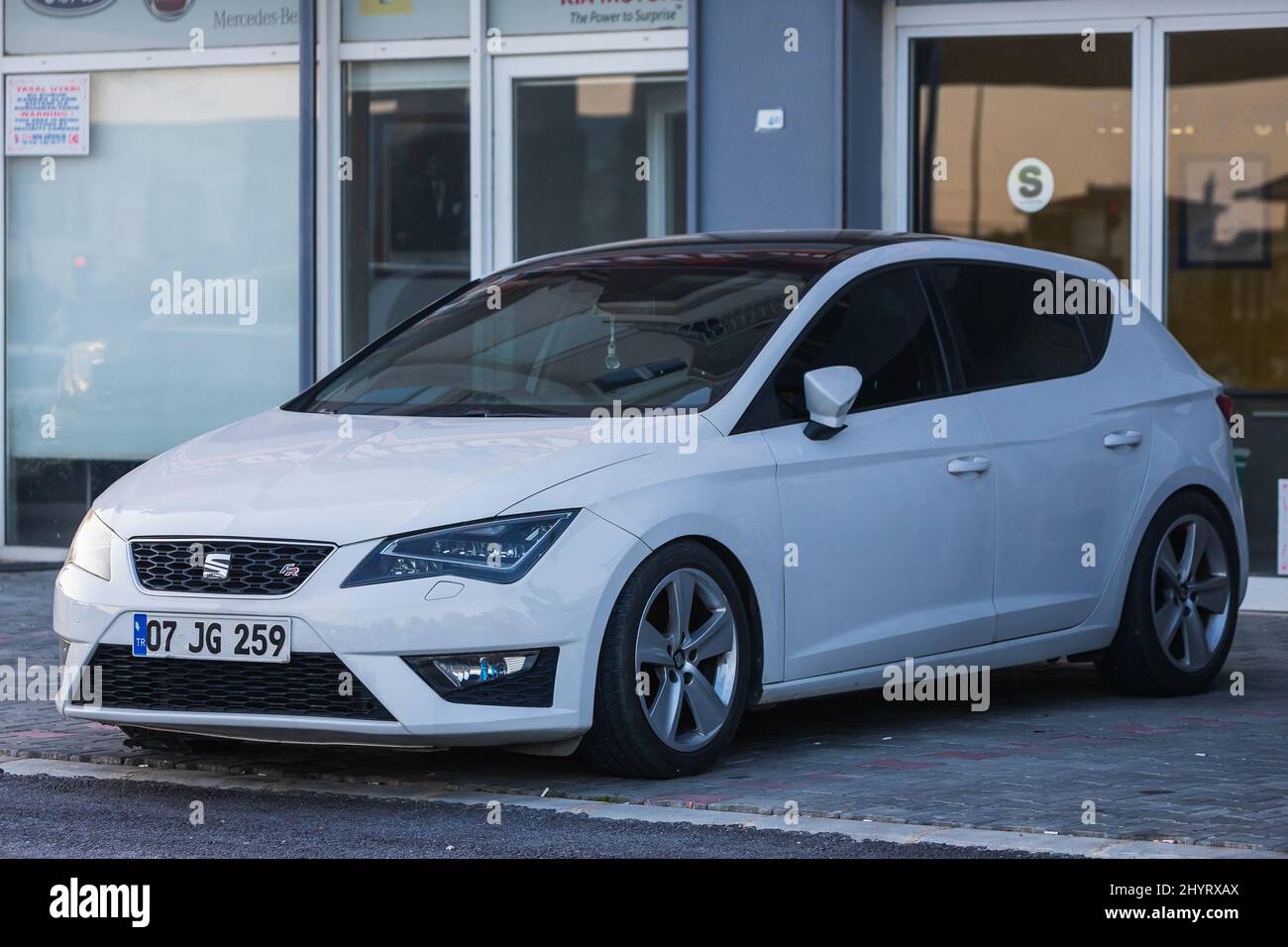 Side; Turchia – Marzo 05 2022: La Seat Leon bianca è parcheggiata in strada in una calda giornata estiva Foto Stock