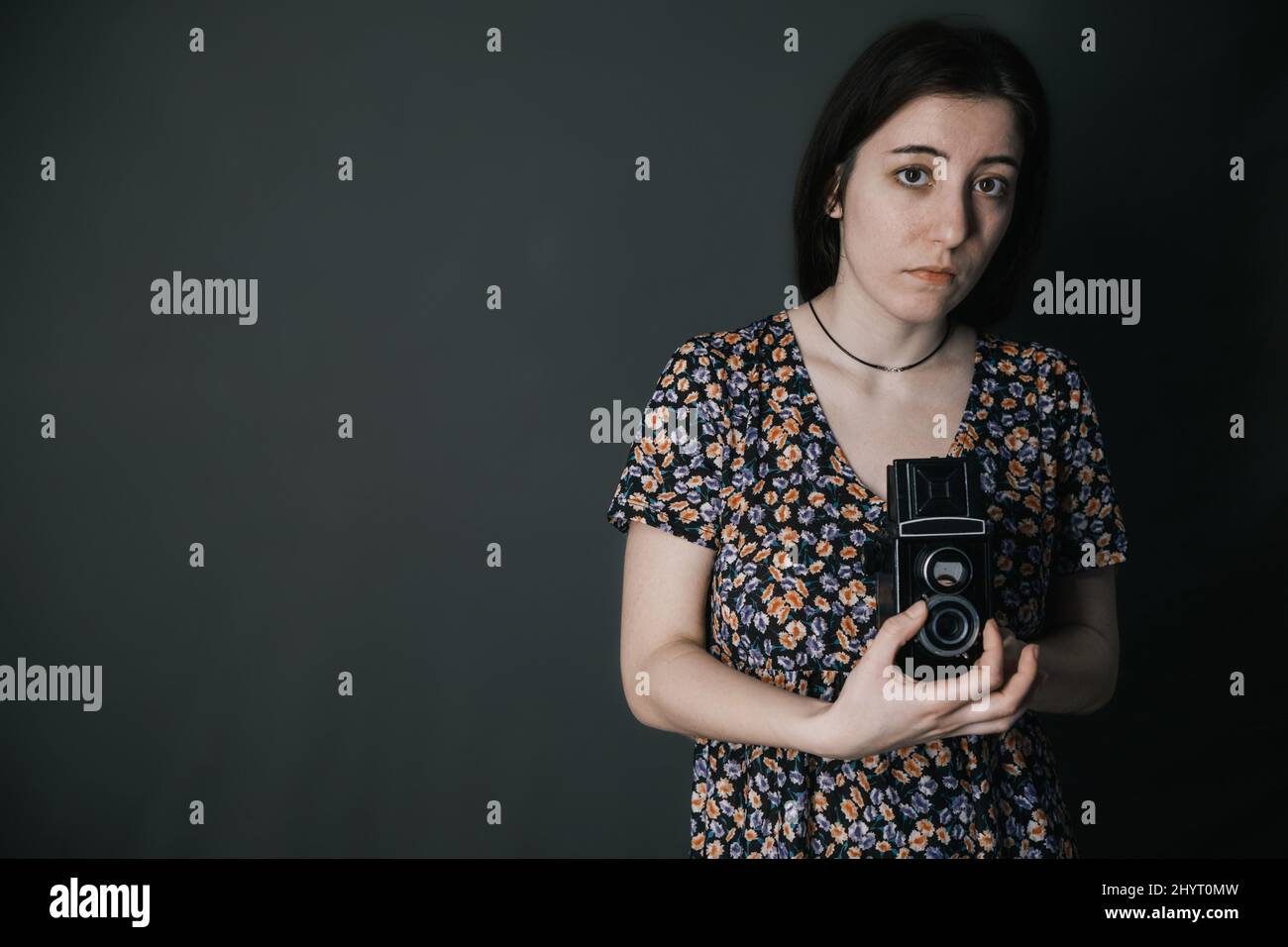 giovane donna armeno ucraina fare foto con macchina fotografica vintage vecchia scuola Foto Stock