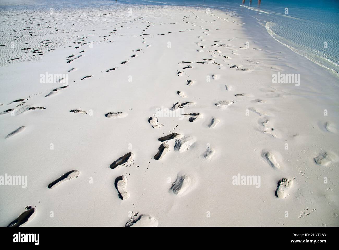 Impronte su una meravigliosa spiaggia incontaminata. Foto Stock