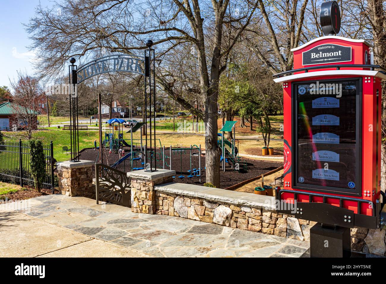 BELMONT, NC, USA-8 MARZO 2022: Stowe Park in centro. Mostra il parco giochi per bambini, il cartello con l'arco sull'ingresso e il chiosco informativo Foto Stock