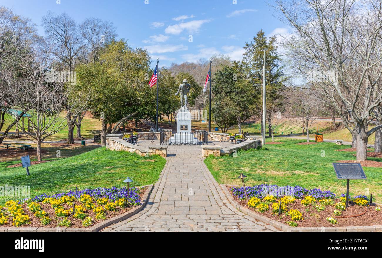 BELMONT, NC, USA-8 MARZO 2022: Monumento della seconda Guerra Mondiale a Stowe Park in una giornata di sole, primavera.. Foto Stock