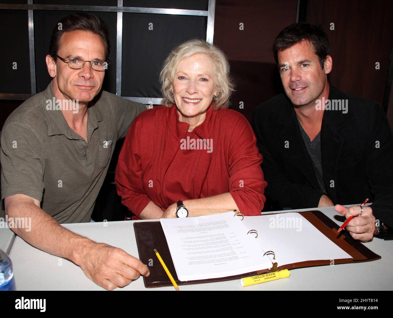 Peter Scolari, attore televisivo e teatrale che ha co-interpretato la commedia televisiva bosom 1980 Buddies, è morto venerdì mattina dopo una battaglia di due anni contro il cancro. Aveva 66 anni Peter Scolari, Betty Buckley & Tuc Watkins 'White's Lies' - First Cast Table Read. Si è tenuto a New World Stages il 24 marzo 2010. Foto Stock