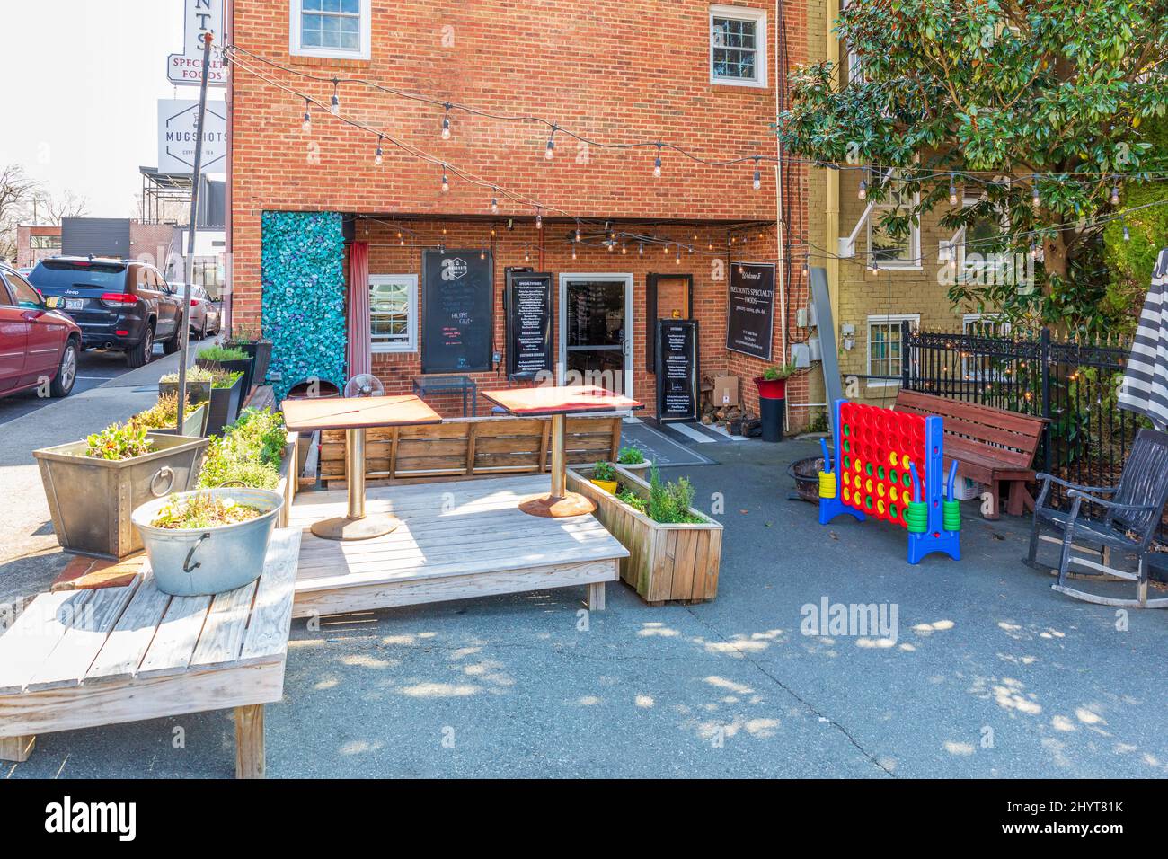 BELMONT, NC, USA-8 MARZO 2022: Belmont's Specialty Foods, ingresso posteriore, in centro. Foto Stock