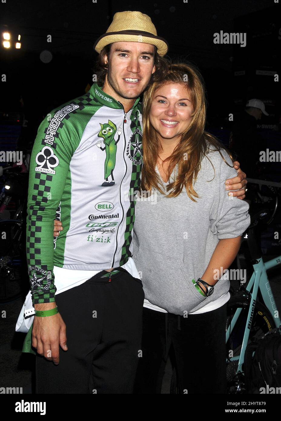 Mark Paul Gosselaar e Tiffani Thiessen prendono parte al triathlon Nautica  Malibu del 2008 che si tiene a Zuma Beach in California Foto stock - Alamy