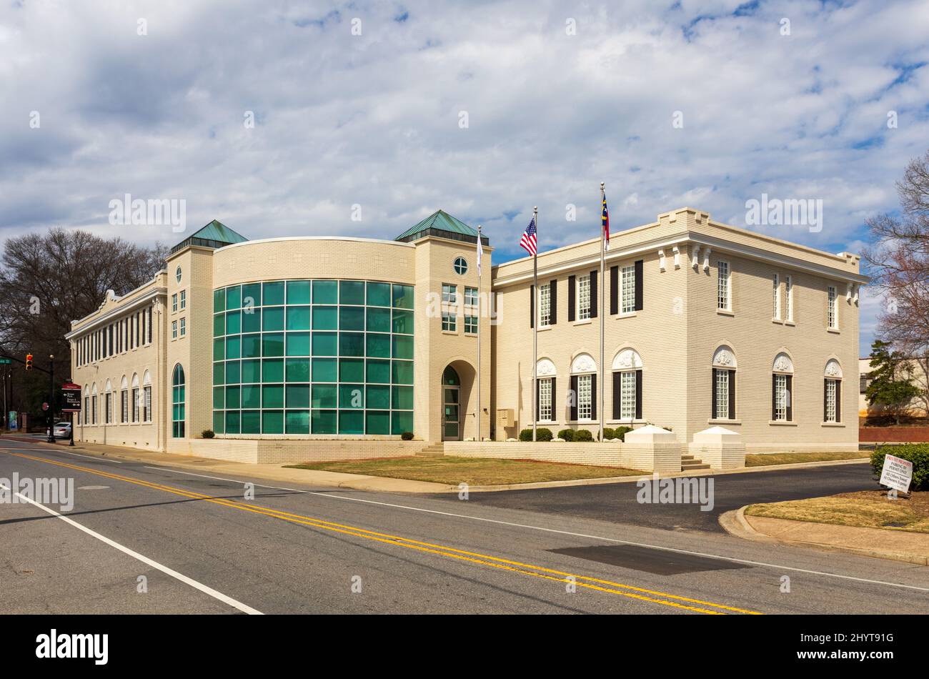BELMONT, NC, USA-8 MARZO 2022: Edificio degli uffici chiamato 100 North Main in una giornata di sole, primavera. Foto Stock