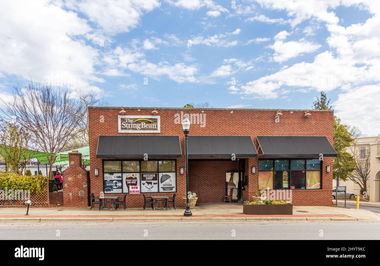 BELMONT, NC, USA-8 MARZO 2022: The String Bean Restaurantand Steakhouse. Una donna in veranda a sinistra di immagine. Foto Stock