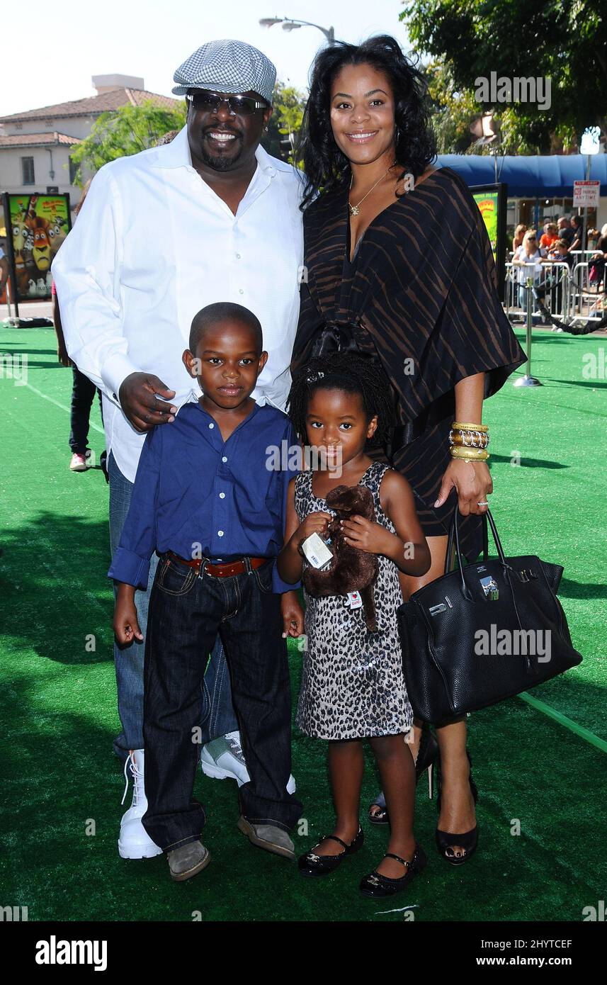 Cedric l'intrattenitore, moglie Lorna, figlio Croix e figlia Lucky Rose partecipano 'Madagascar: Escape 2 Africa' Los Angeles Premiere tenuto al Mann Village Theatre di Hollywood. Foto Stock