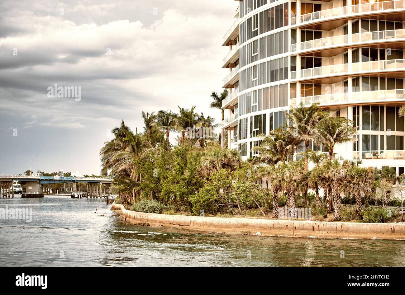 Boca Raton Inlet, edifici e vegetazione sopra l'acqua, Florida, Stati Uniti Foto Stock