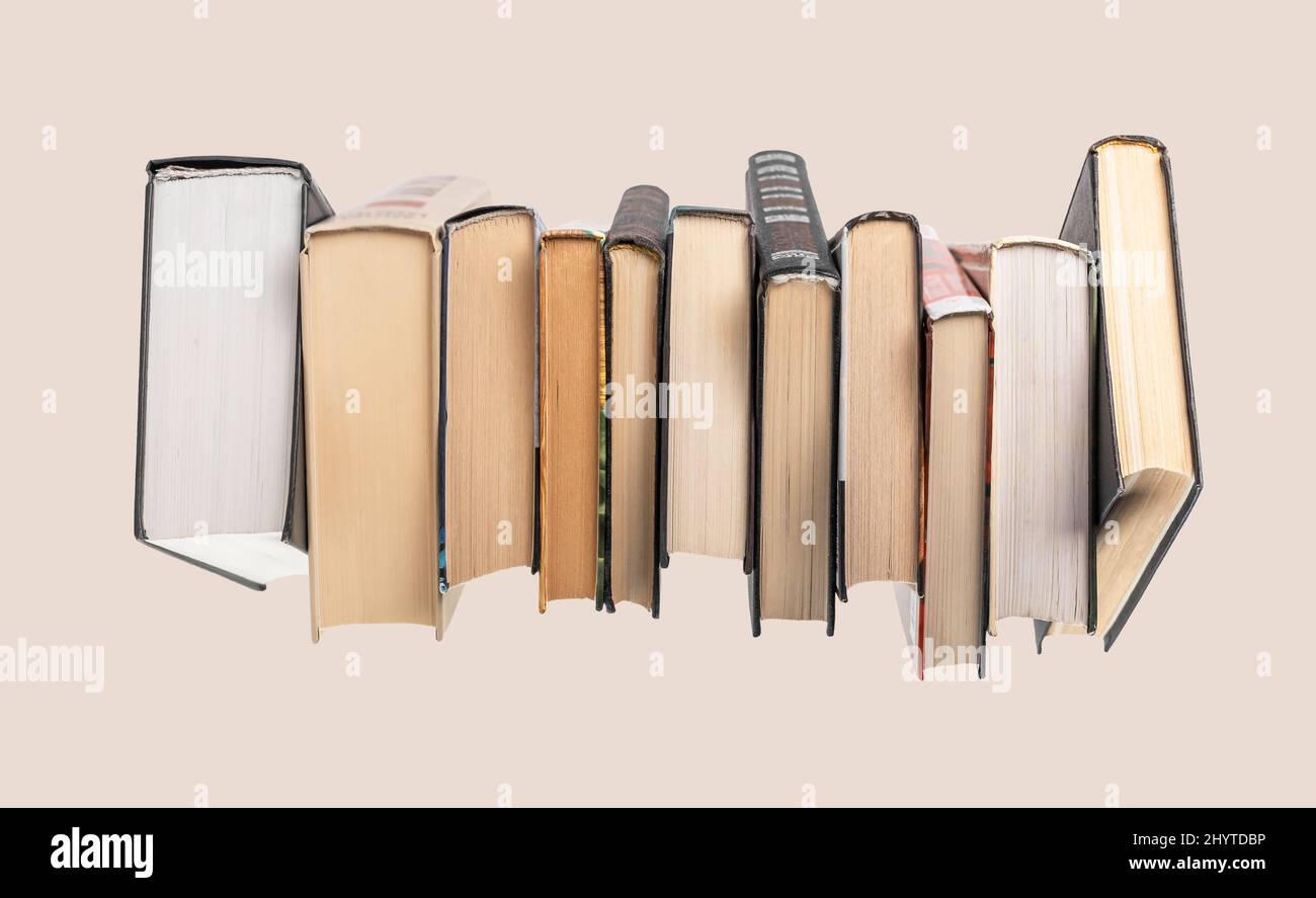 Riga libri. Formazione, hobby di lettura, conduzione della ricerca, preparazione agli esami, studio di nuove informazioni concetto. Foto di alta qualità Foto Stock