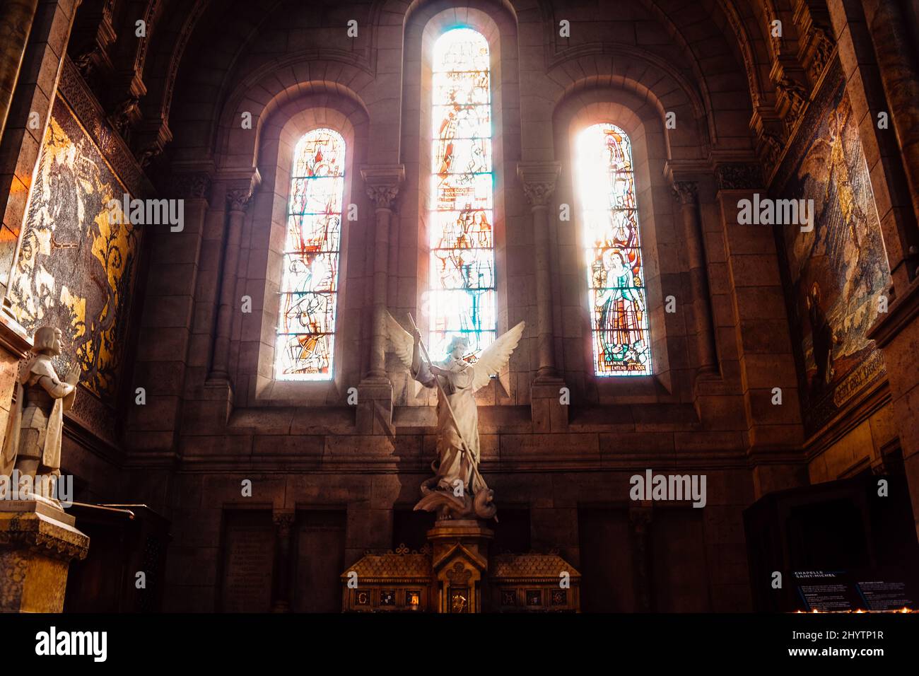 PARIGI, FRANCIA, 08.03.2022 Basilica Sacré-Coeur chiesa all'interno, incredibile luogo di bellezza a Parigi. Luce che cade molto bella Foto Stock
