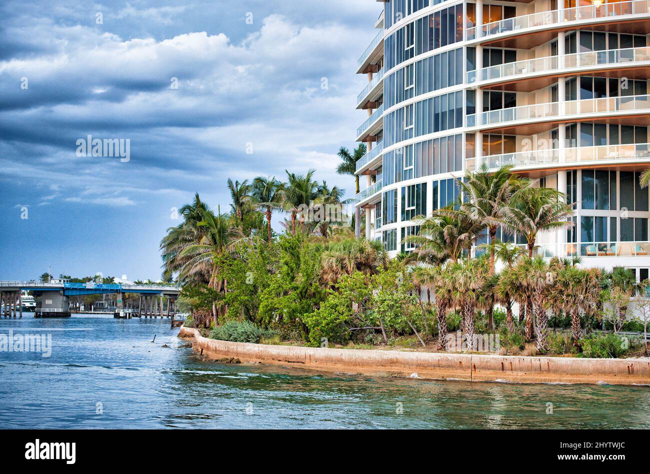 Boca Raton Inlet, edifici e vegetazione sopra l'acqua, Florida, Stati Uniti Foto Stock