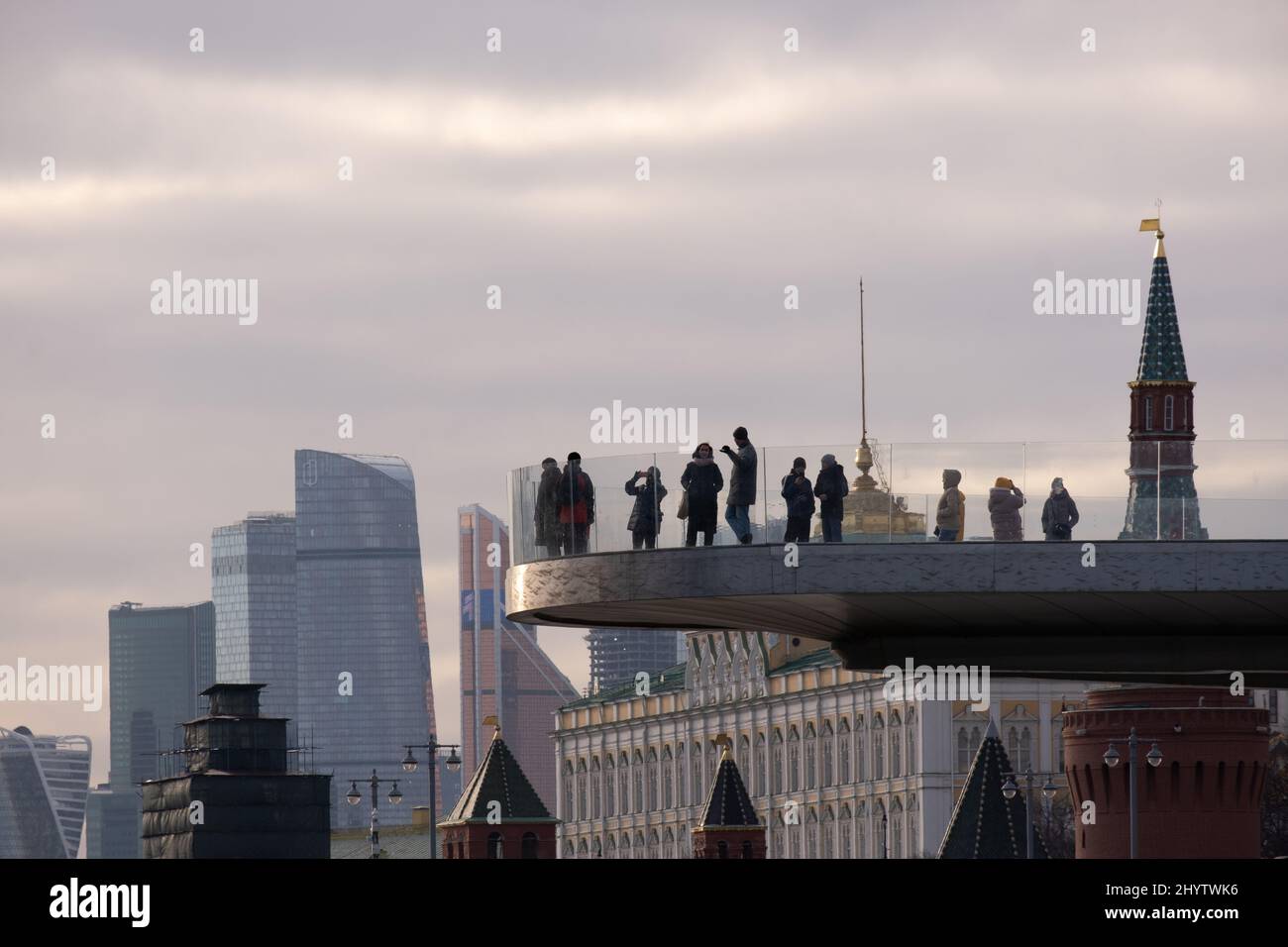 15.03.2022. Mosca, Russia. Persone sul ponte di osservazione nel Parco Zaryadye a Mosca. Foto di alta qualità Foto Stock