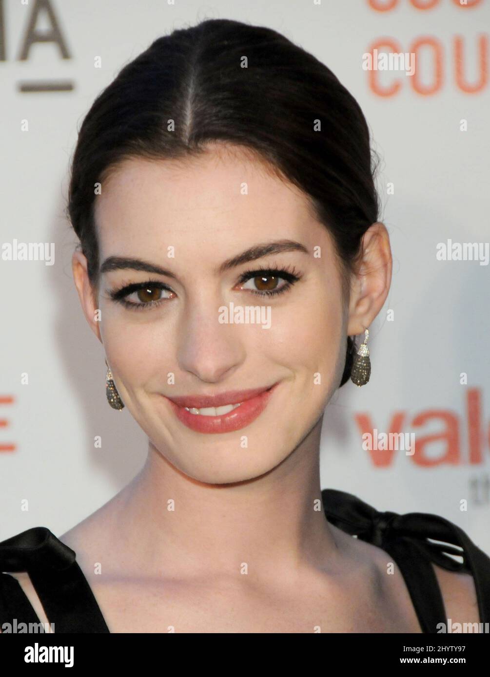 Anne Hathaway arriva per la prima di 'Valentino: L'ultimo imperatore', Los Angeles, USA. Foto Stock