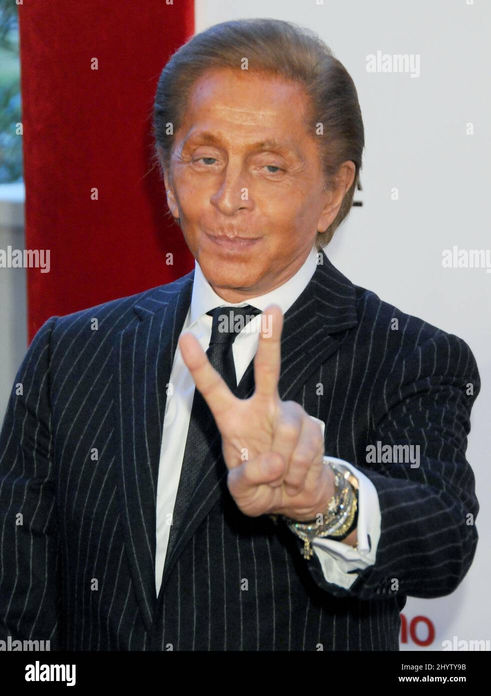 Valentino arriva per la prima di 'Valentino: L'ultimo imperatore', Los Angeles, USA. Foto Stock