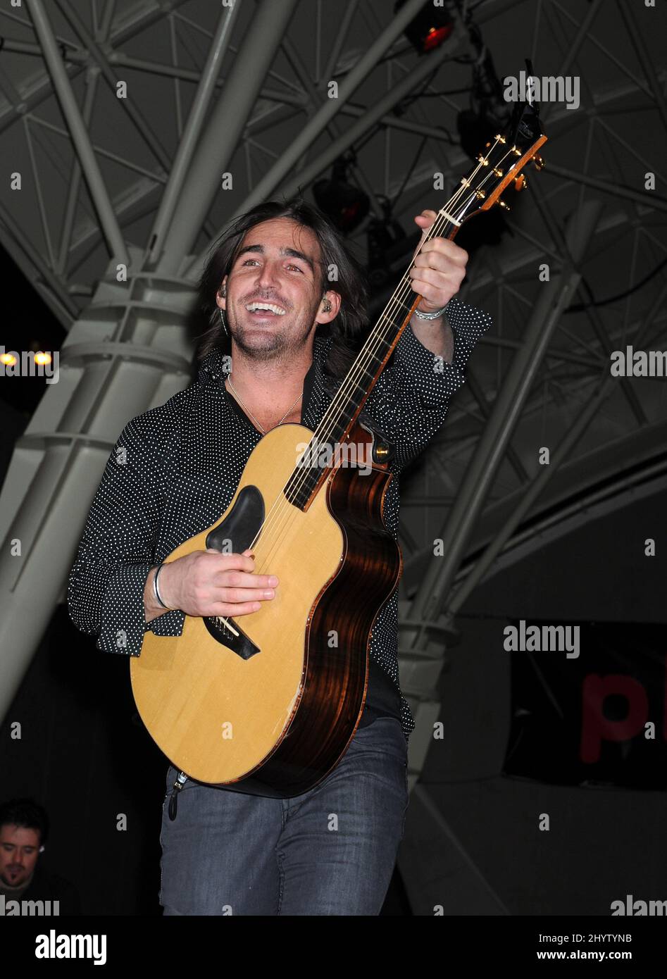 Jake Owen si esibisce all'ACM Weekend in Fremont Street Experience con i New Artist Winners nel centro di Las Vegas. Foto Stock