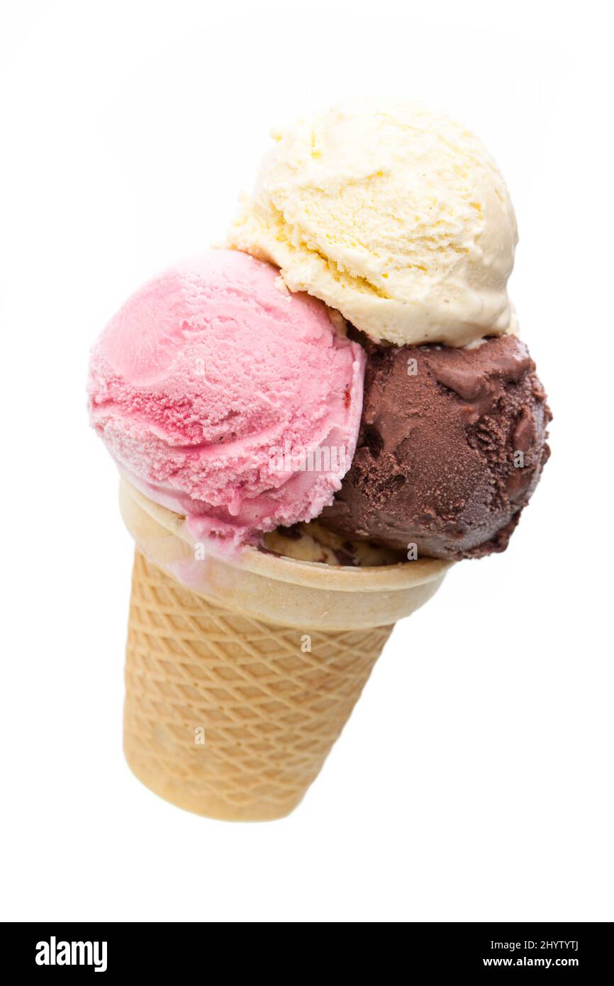 Un cono per gelato con tre diversi misurini di gelato Foto Stock