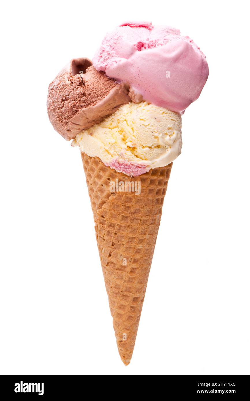 Un cono per gelato con tre diversi misurini di gelato Foto Stock