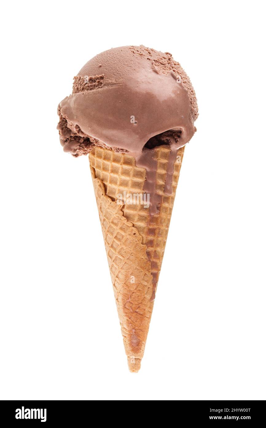 Gelato al cioccolato cono isolato su sfondo bianco Foto Stock