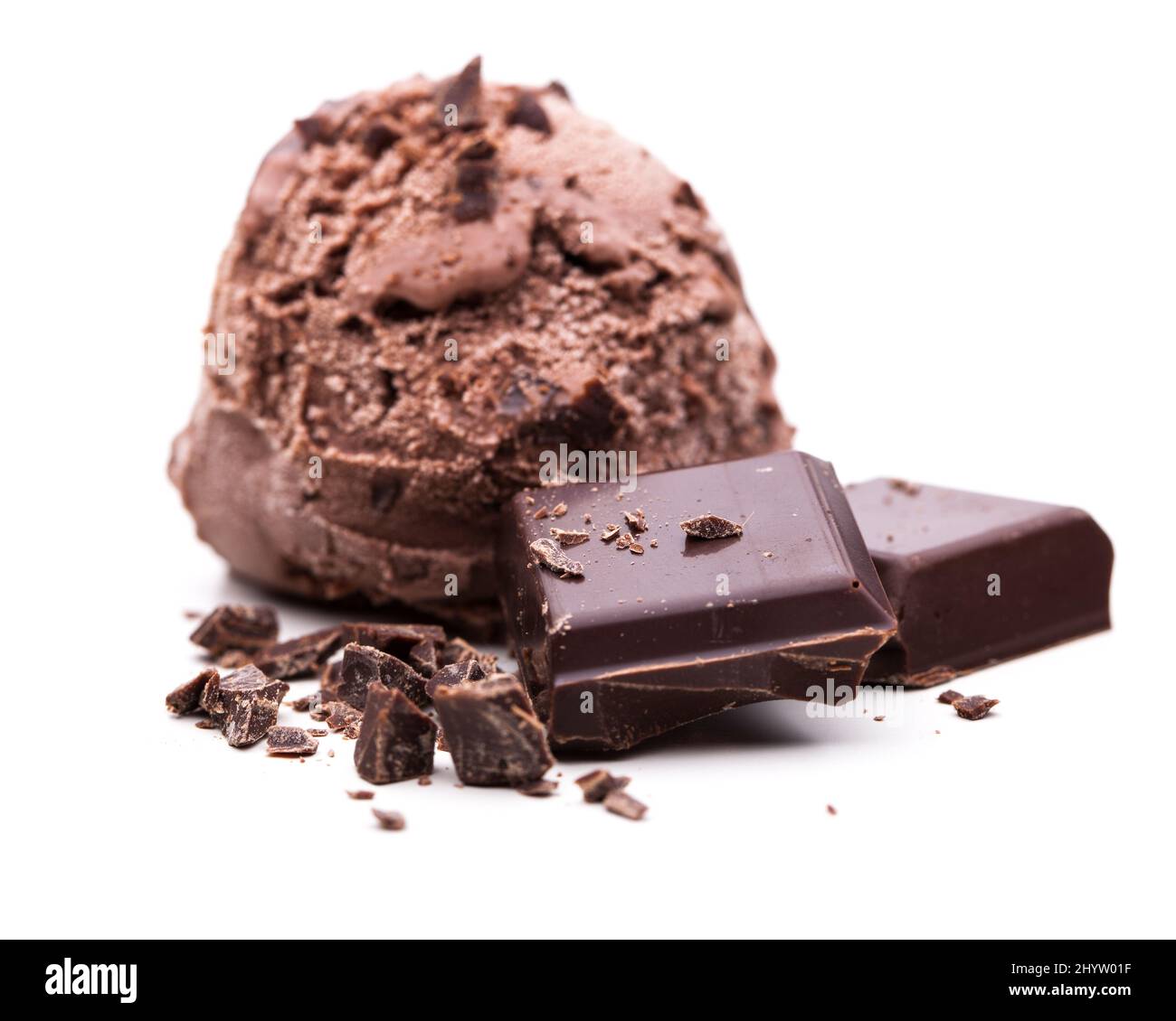 Gelato al cioccolato con cioccolato isolato su sfondo bianco Foto Stock