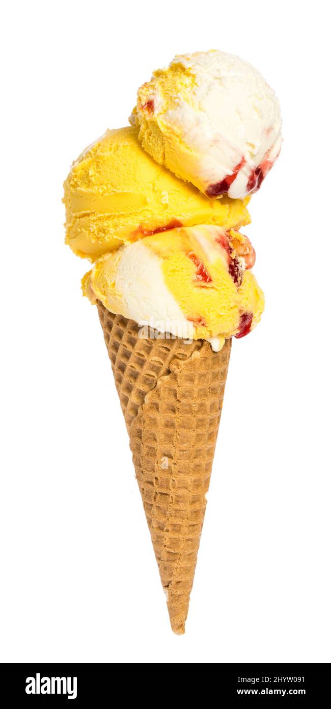 Cono gelato con tre cucchiai di gelato colorato Foto Stock