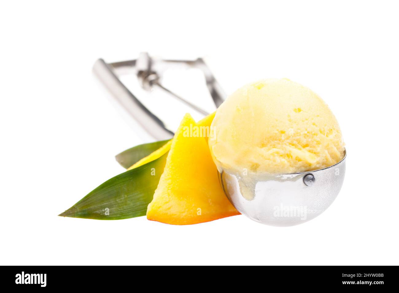cucchiaio per gelato con gelato al mango isolato su sfondo bianco Foto Stock