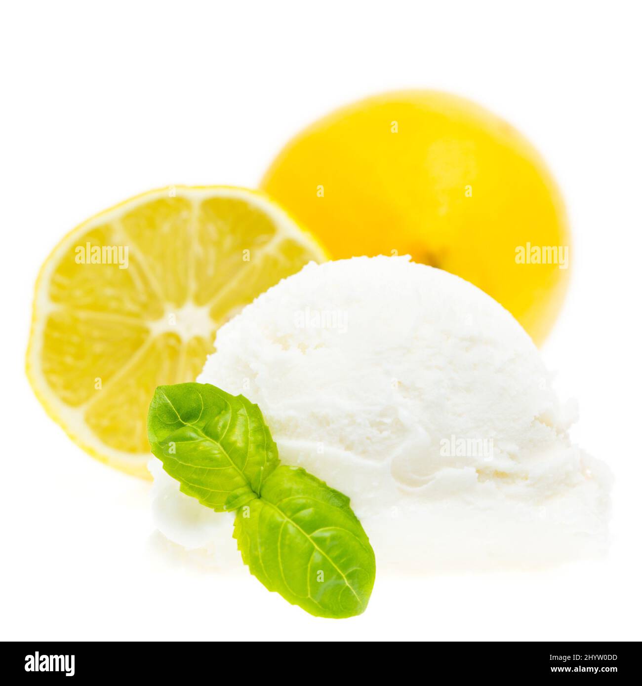 Cucchiaio gelato al limone con limoni isolati su sfondo bianco Foto Stock