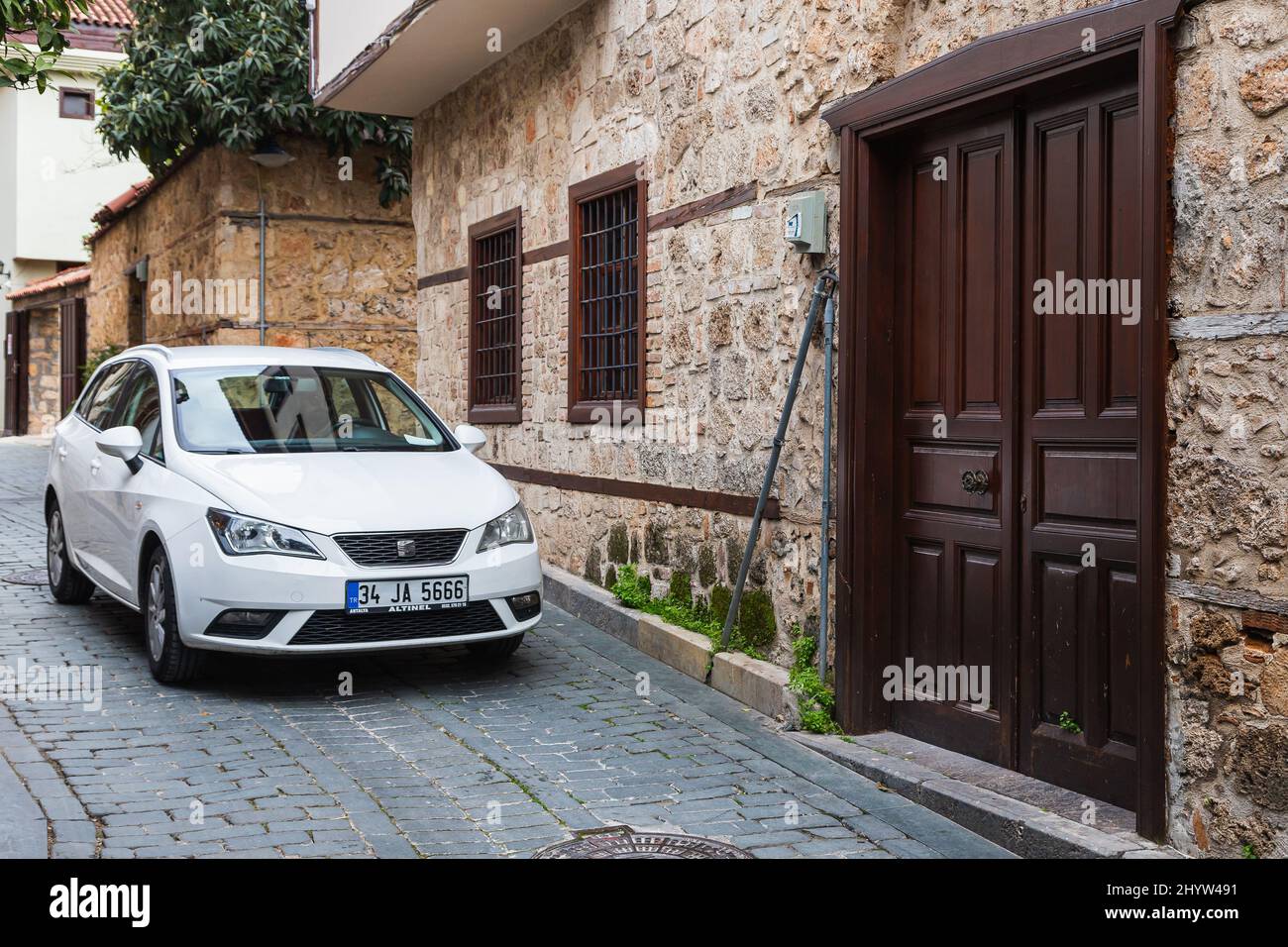 Antalya, Turchia – 01 2022 febbraio: Seat Leon bianca è parcheggiata in strada in una calda giornata estiva sullo sfondo di un edificio Foto Stock