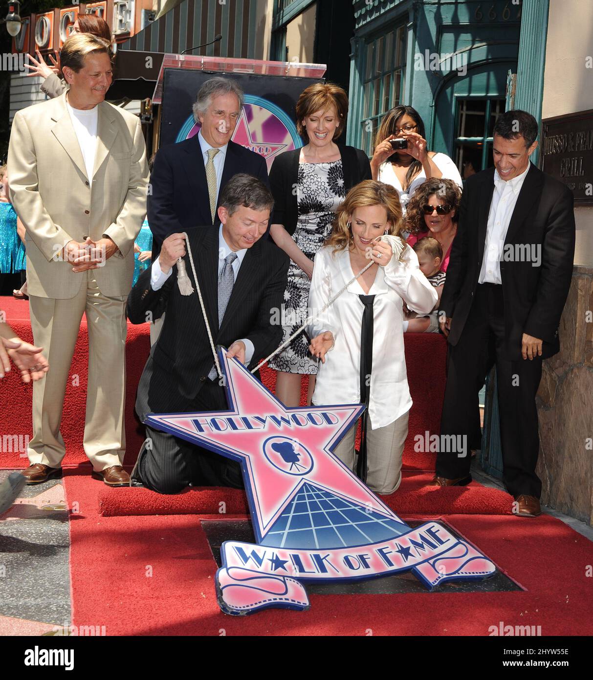 Henry Winkler, Anne Sweeney, Jack Jason e Leron Gubler con Marlee Matlin come lei è onorata sulla Hollywood Walk of Fame. Foto Stock
