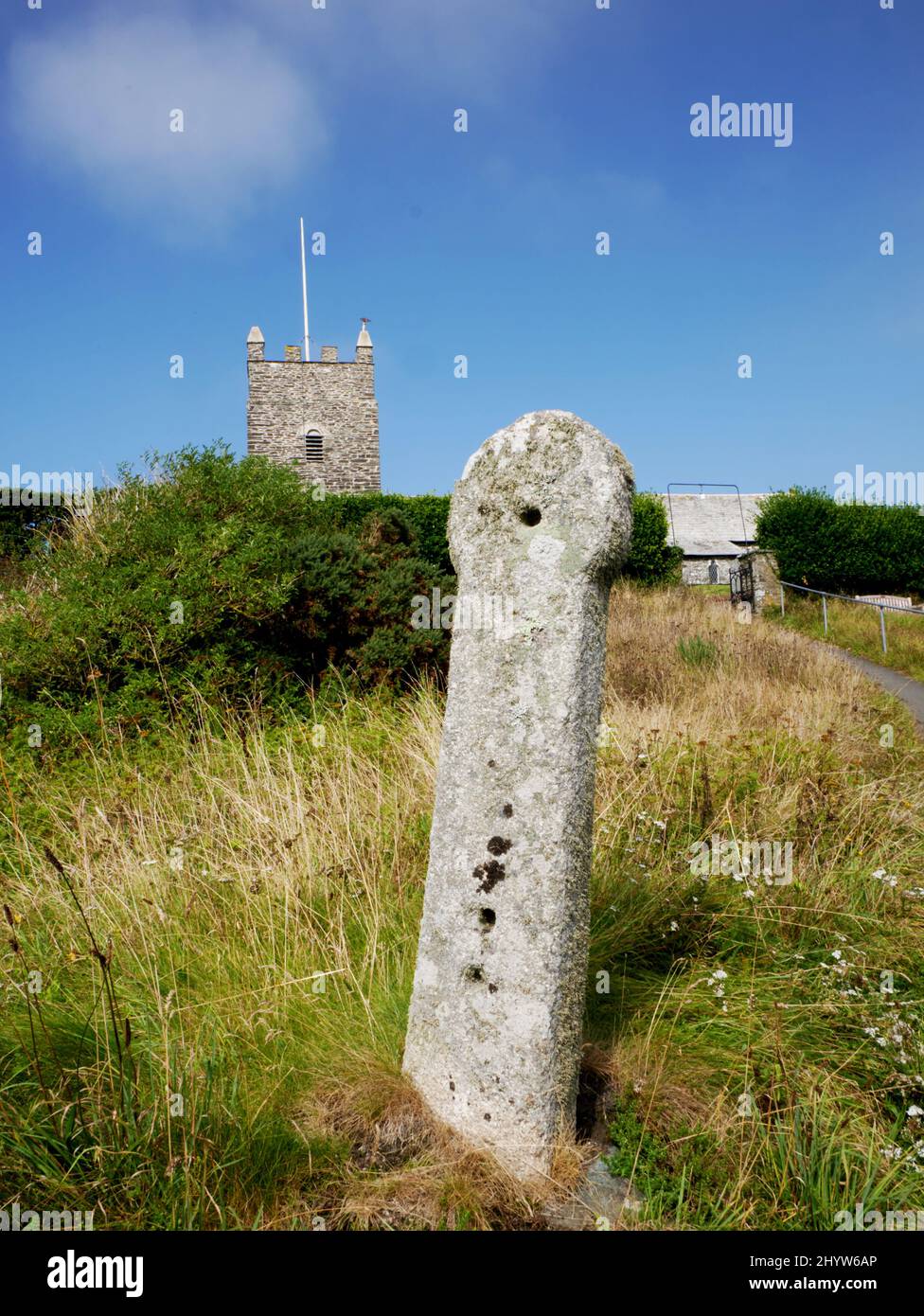 Chiesa di San Symphorian, Forrabury, Boscastle, Cornovaglia. Antica croce celtica. Foto Stock