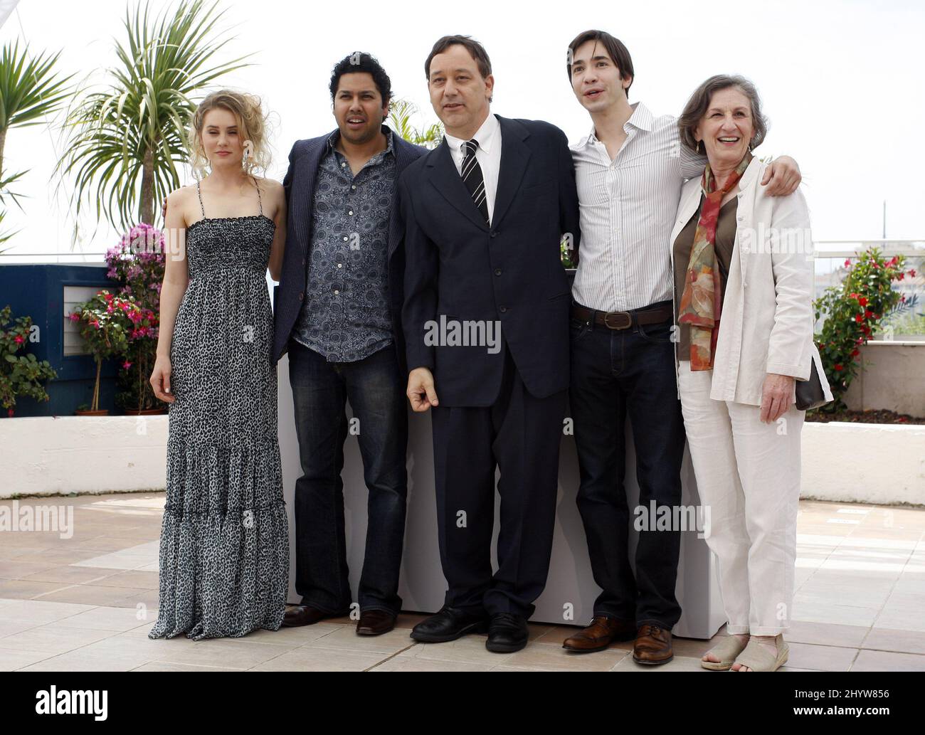 Alison Lohman, Dileep Rao, Sam Raimi, Justin Long e Lorna Raver alla fotocall per 'Drag Me to Hell' durante il Festival del Cinema di Cannes del 62nd. Foto Stock