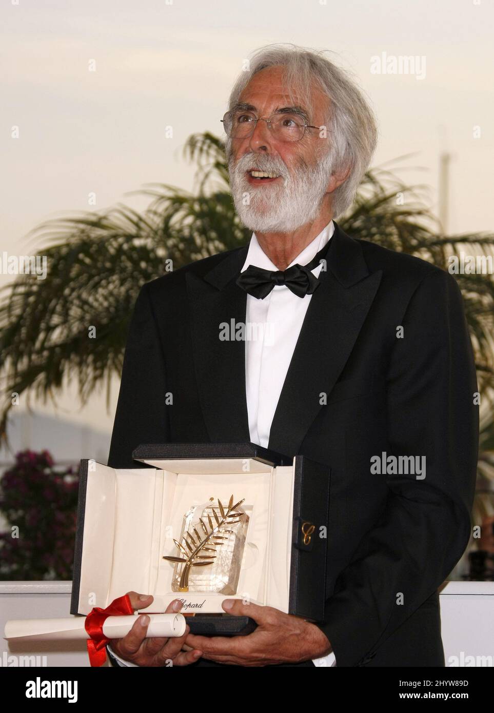 Il regista austriaco Michael Haneke in posa con il premio Palme d'Or ha ricevuto per il film "The White Ribbon", in una telefonata dopo la cerimonia di premiazione, durante il festival internazionale del cinema 62nd a Cannes. Foto Stock