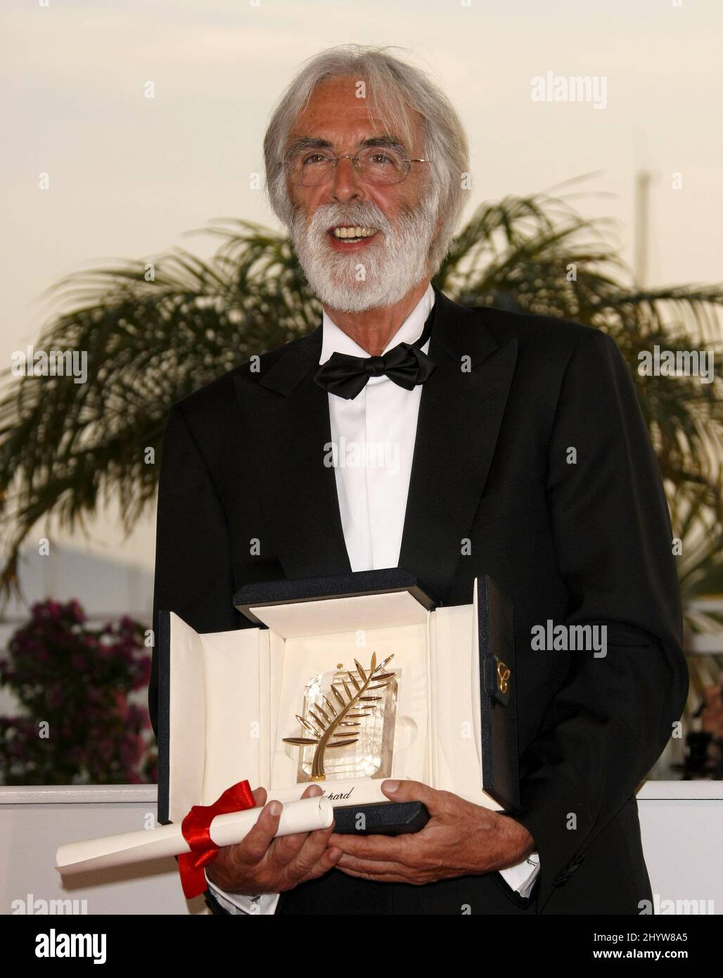 Il regista austriaco Michael Haneke in posa con il premio Palme d'Or ha ricevuto per il film "The White Ribbon", in una telefonata dopo la cerimonia di premiazione, durante il festival internazionale del cinema 62nd a Cannes. Foto Stock