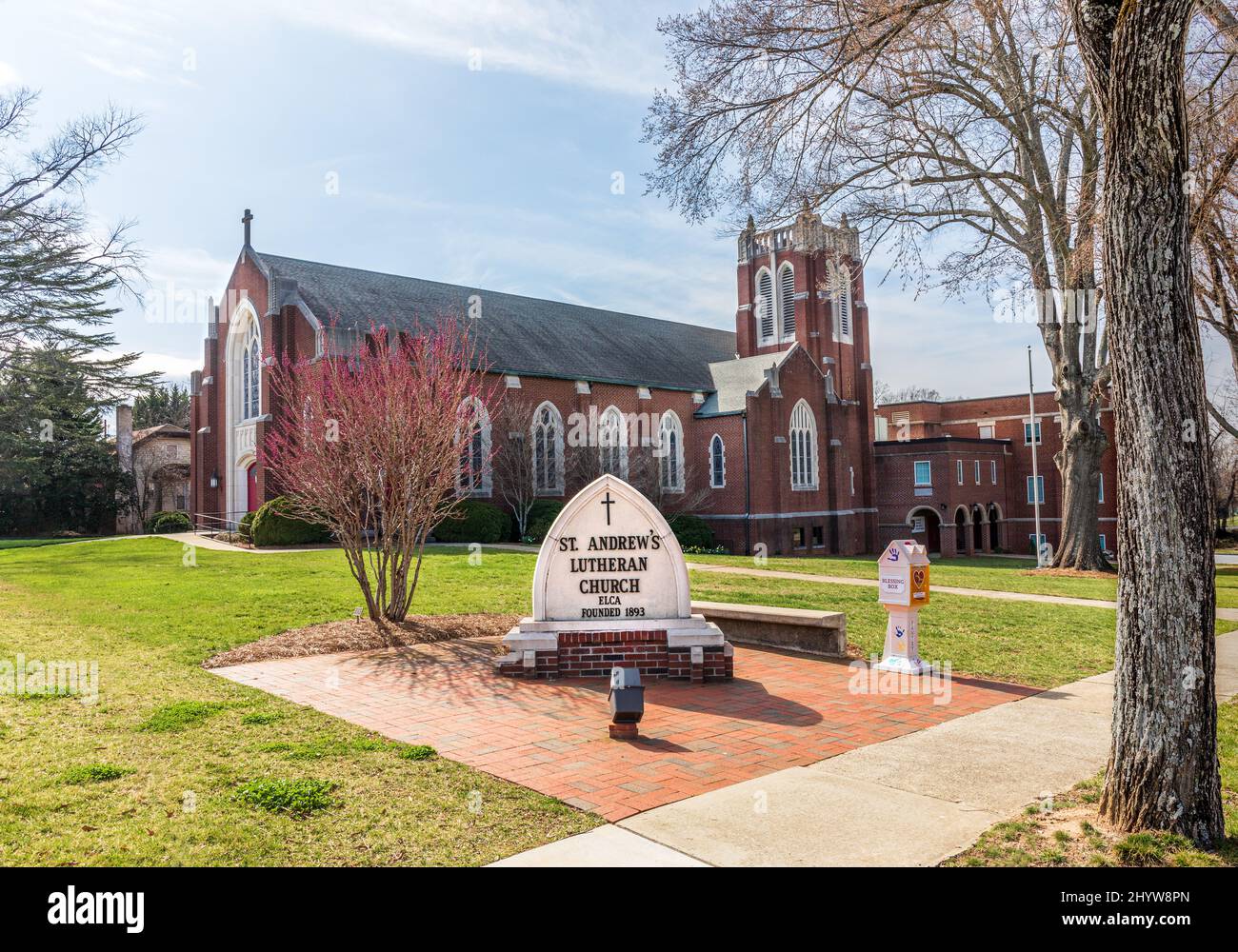 HICKORY, NC, USA-8 MARZO 2022: St. Andrew's Lutheran Church, vicino al campus della Lenoir-Rhyne University. Mostra il cartello del monumento e l'edificio dietro. Foto Stock