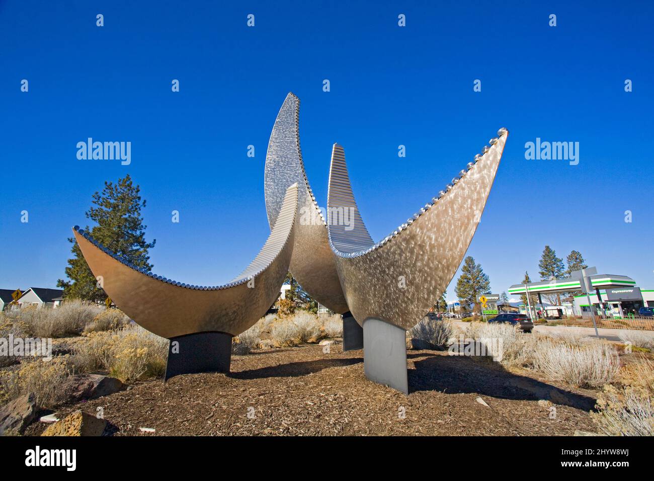 Street art a Bend, Oregon, situato sulle numerose rotonde della città. Tutta la scultura è di artisti locali. Foto Stock