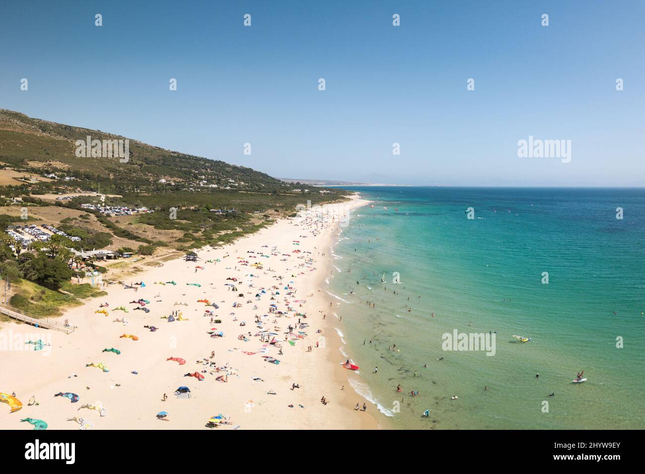 Drone prospettiva di spiaggia selvaggia situato a Tarifa, nel sud della Spagna. Scuole di kitesurf e wind surf. Spiaggia di Golden Mile. Punto meridionale dell'Europa Foto Stock