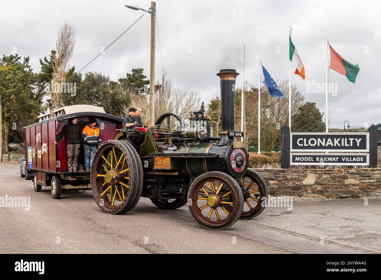 Clonakilty, West Cork, Irlanda. 14th Mar 2022. I motori a vapore training partiscono oggi da Rosscarbery, proseguendo il loro viaggio verso la sfilata del giorno di San Patrizio a Kinsale giovedì in aiuto della RNLI. I motori di trazione sono arrivati al Clonakilty Model Railway Village per una pausa prima di dirigersi verso la città di Clonakilty per raccogliere fondi per la RNLI. Credit: AG News/Alamy Live News Foto Stock