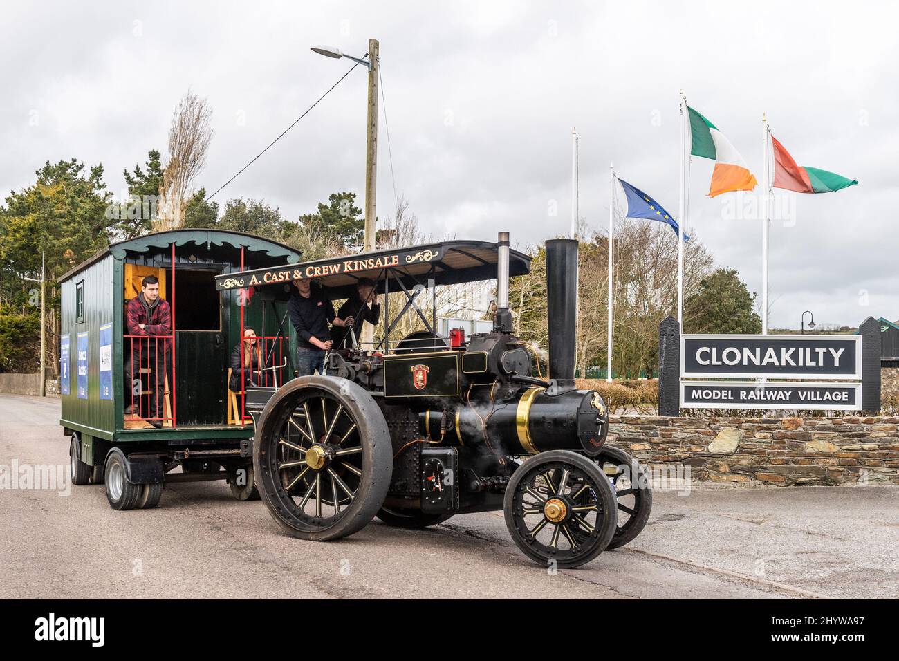 Clonakilty, West Cork, Irlanda. 14th Mar 2022. I motori a vapore training partiscono oggi da Rosscarbery, proseguendo il loro viaggio verso la sfilata del giorno di San Patrizio a Kinsale giovedì in aiuto della RNLI. I motori di trazione sono arrivati al Clonakilty Model Railway Village per una pausa prima di dirigersi verso la città di Clonakilty per raccogliere fondi per la RNLI. Credit: AG News/Alamy Live News Foto Stock