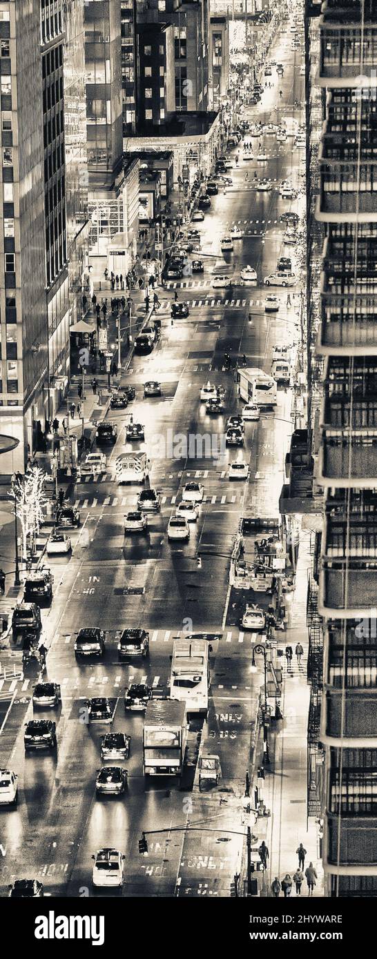 Vista aerea di New York Avenue di notte con il traffico e turisti. Foto Stock