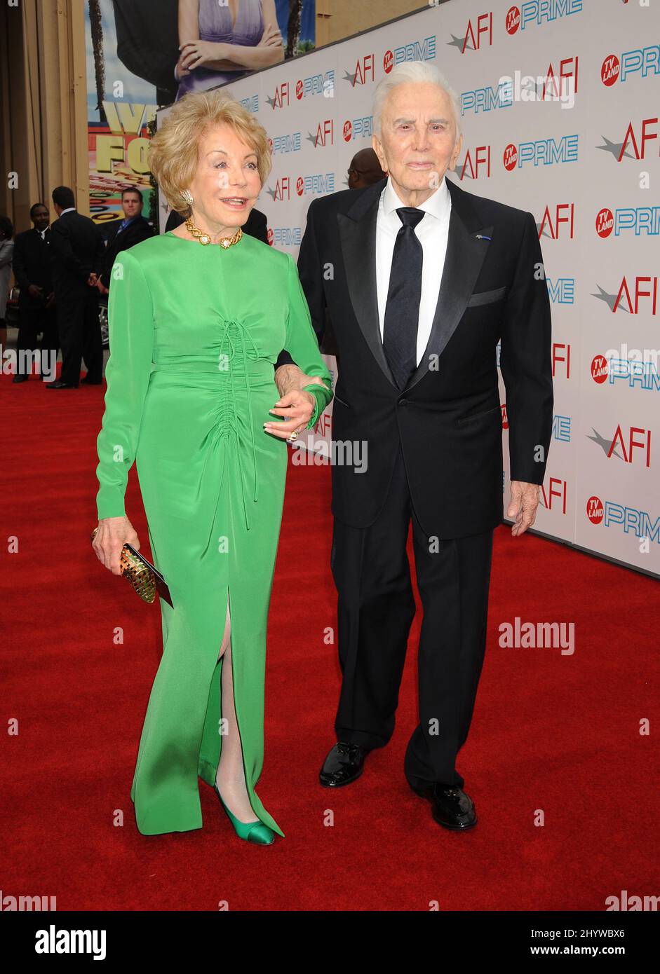 Anne Douglas e Kirk Douglas al Michael Douglas hanno ricevuto il premio AFI Lifetime Achievement Award presentato da TV Land, tenuto presso i Sony Pictures Studios di Culver City, California. Foto Stock