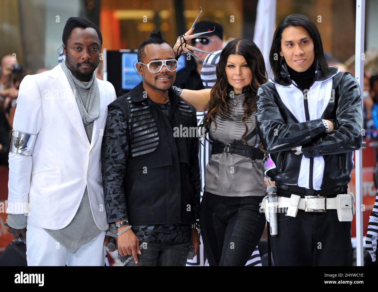 (L-R) Will.i.Am, apl.de.ap, Fergie, e Taboo dei Black Eyed Peas si esibisce nella "Today" Concert Series della NBC al Rockefeller Plaza di New York, USA Foto Stock