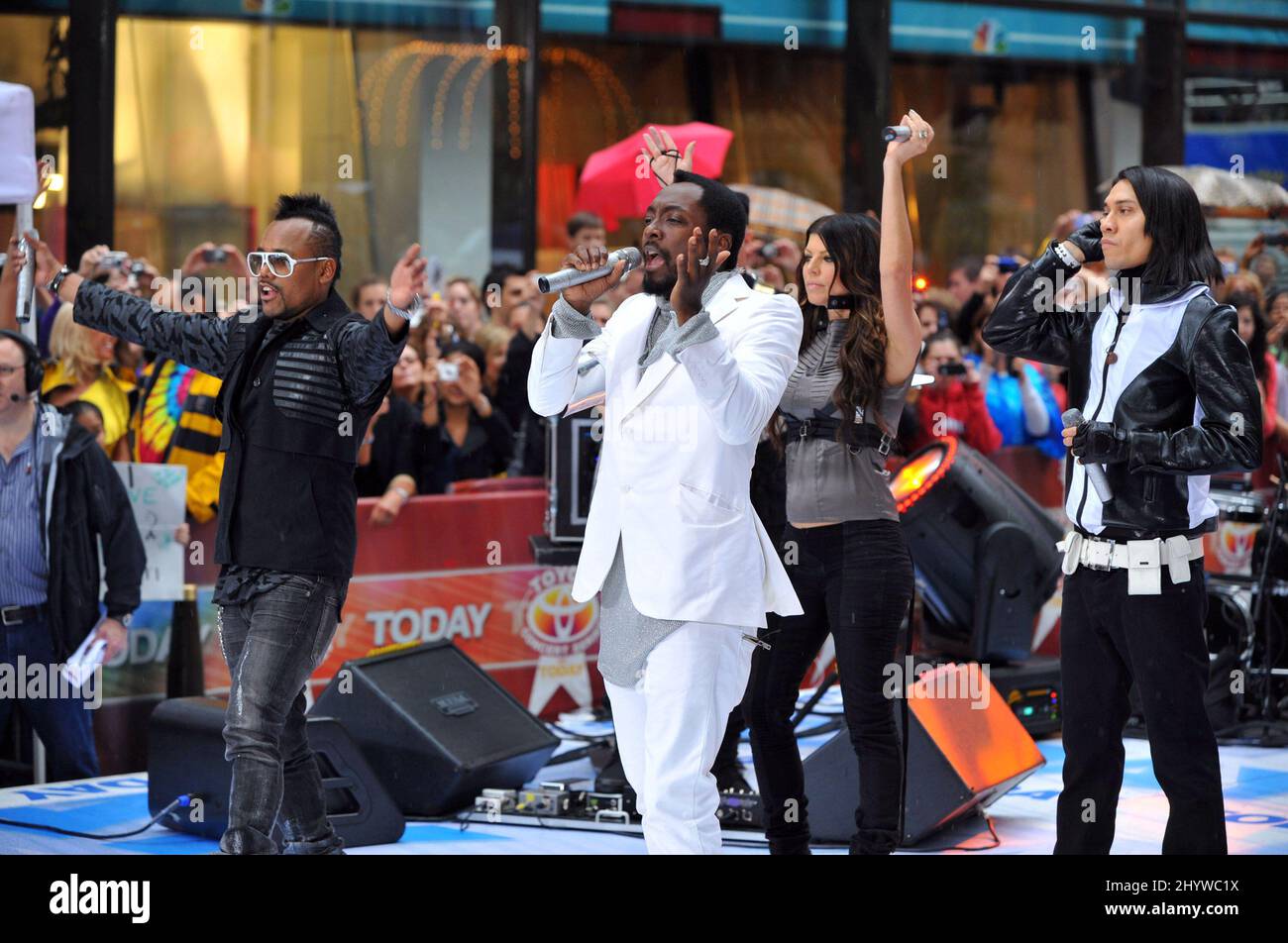 I Black Eyed Peas si esibiscono nella serie di concerti della NBC 'Today' Show presso il Rockefeller Plaza di New York, USA Foto Stock