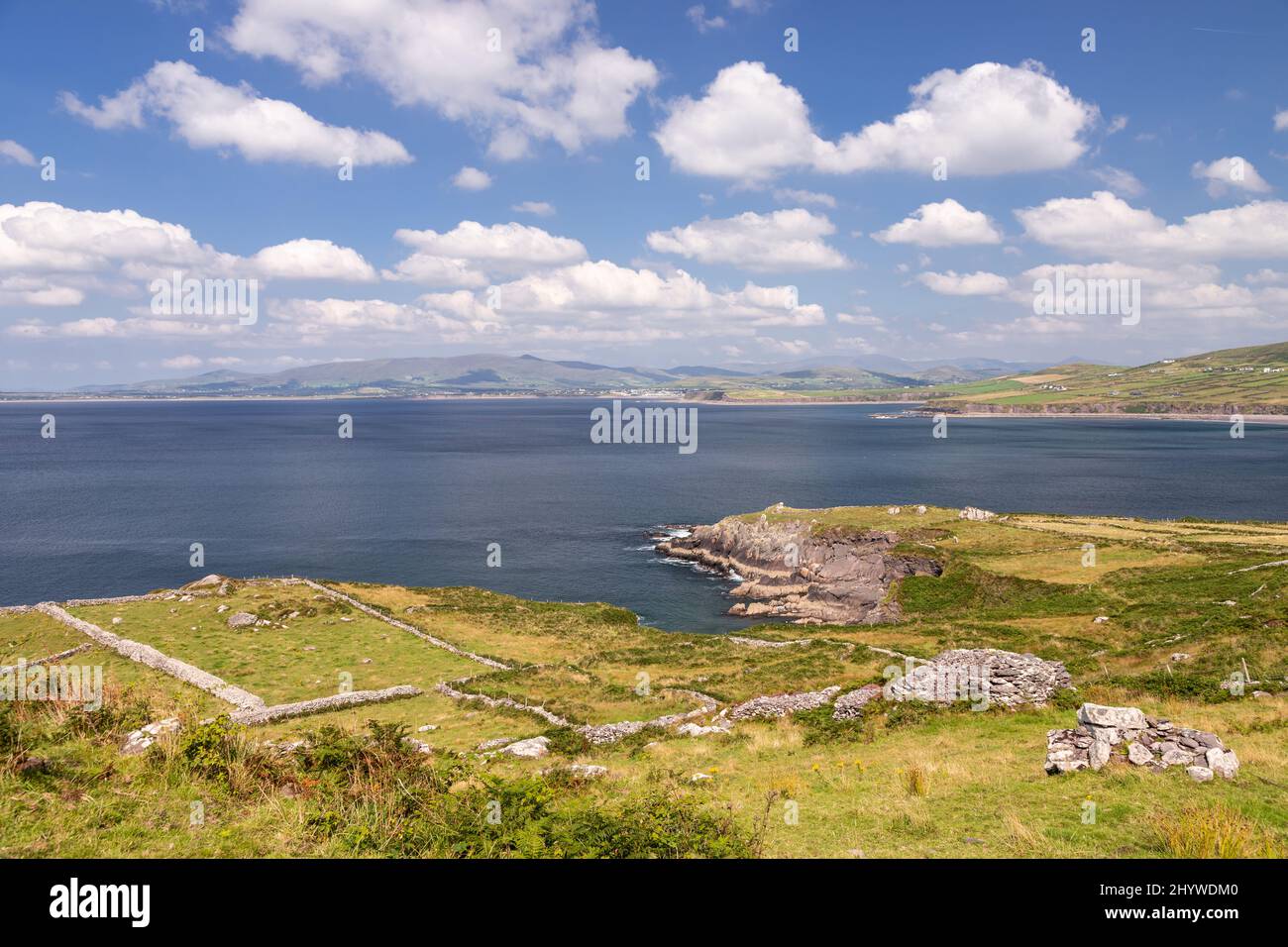Vista dalla penisola di Iveragh sulla costa atlantica della contea di Kerry, Irlanda Foto Stock