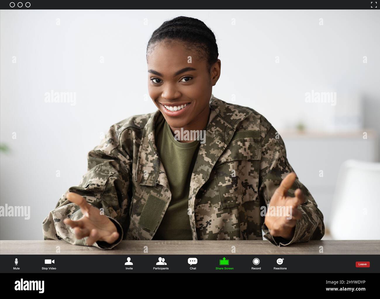 Concetto di teleconferenza. Screenshot di Smiling Black Soldier Woman fare videochiamata Foto Stock