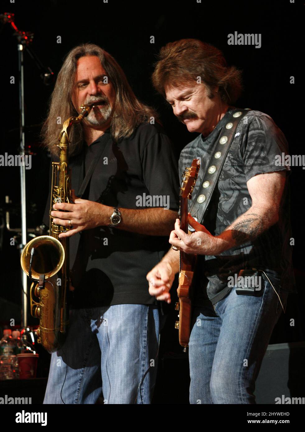 Marc Russo e Tom Johnston dei Doobie Brothers si esibisce in concerto presso il Bethel Woods Center for the Arts di Bethel, New York. Foto Stock